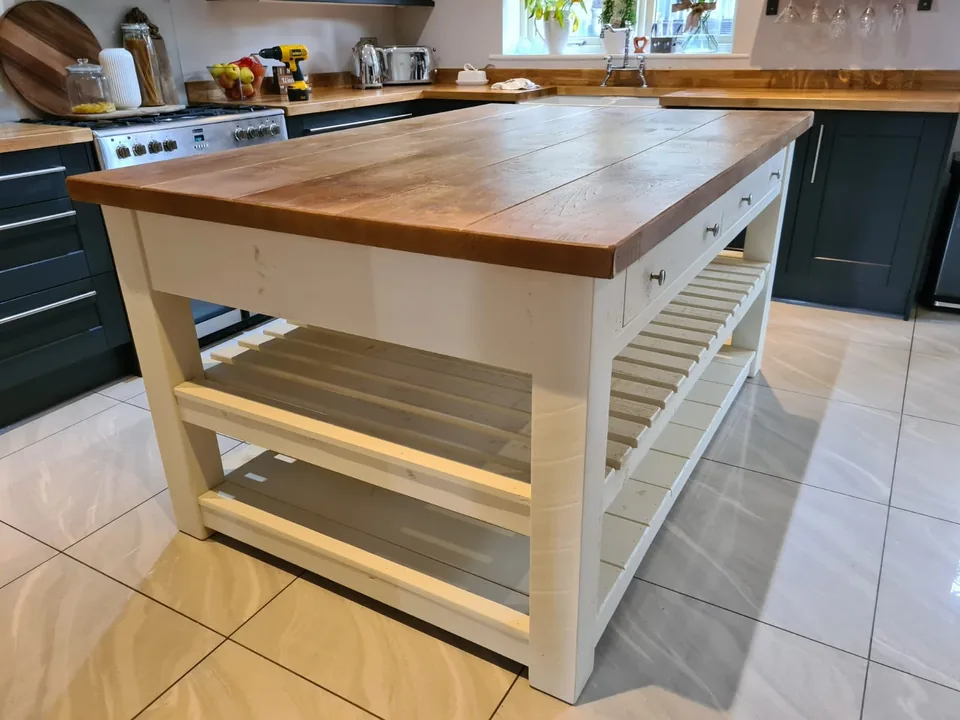 A Brontë Range island in a fitted kitchen