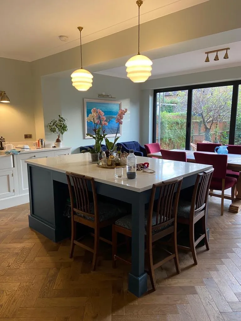 A Byron Range island with seating