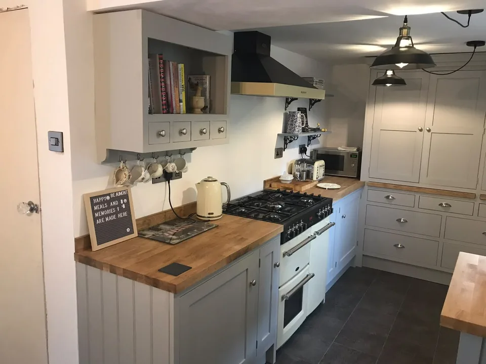 The Byron Range with oak worktops and a range cooker